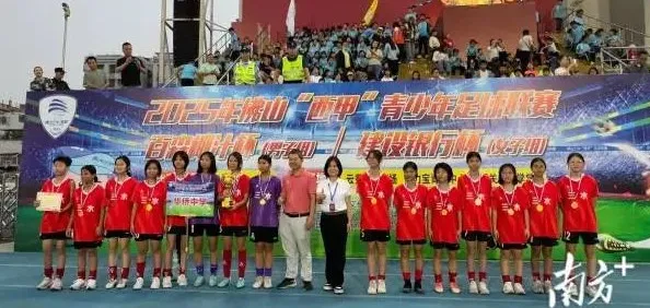 华侨中学夺初中女子组冠军。吴碧霞摄 华侨中学夺初中女子组冠军。吴碧霞摄