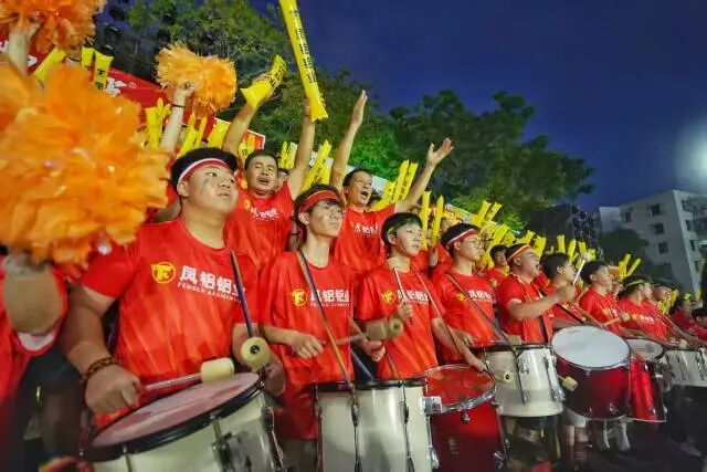足球+啤酒+音乐,三水将绿茵场打造为年轻人的狂欢夜市。戴嘉信 摄
