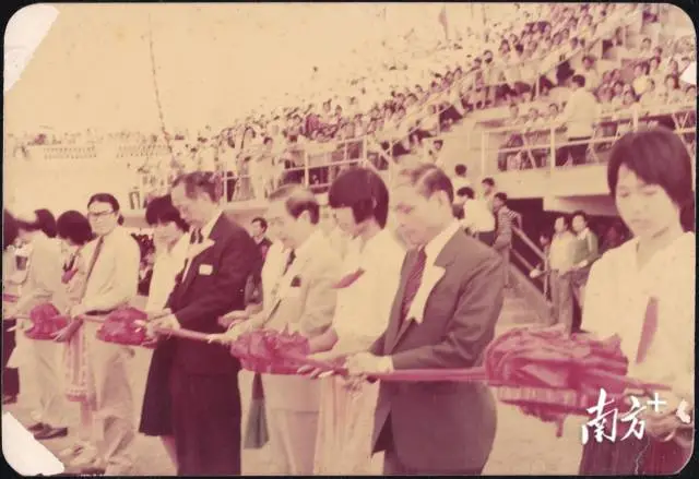 1984年,霍英东(右二)、霍震霆(左三)出席三水人民体育场落成剪彩。麦国培供图