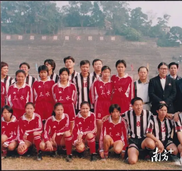 2001年,霍震霆(后右二)二度来到云秀山体育场。麦国培供图