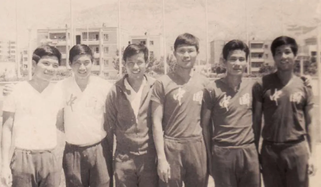 009:1976年德黑兰亚洲杯广东队将帅,从左到右依次为:陈熙荣、关至锐、苏永舜(教练)、蔡锦标、容志行、何佳。 图片