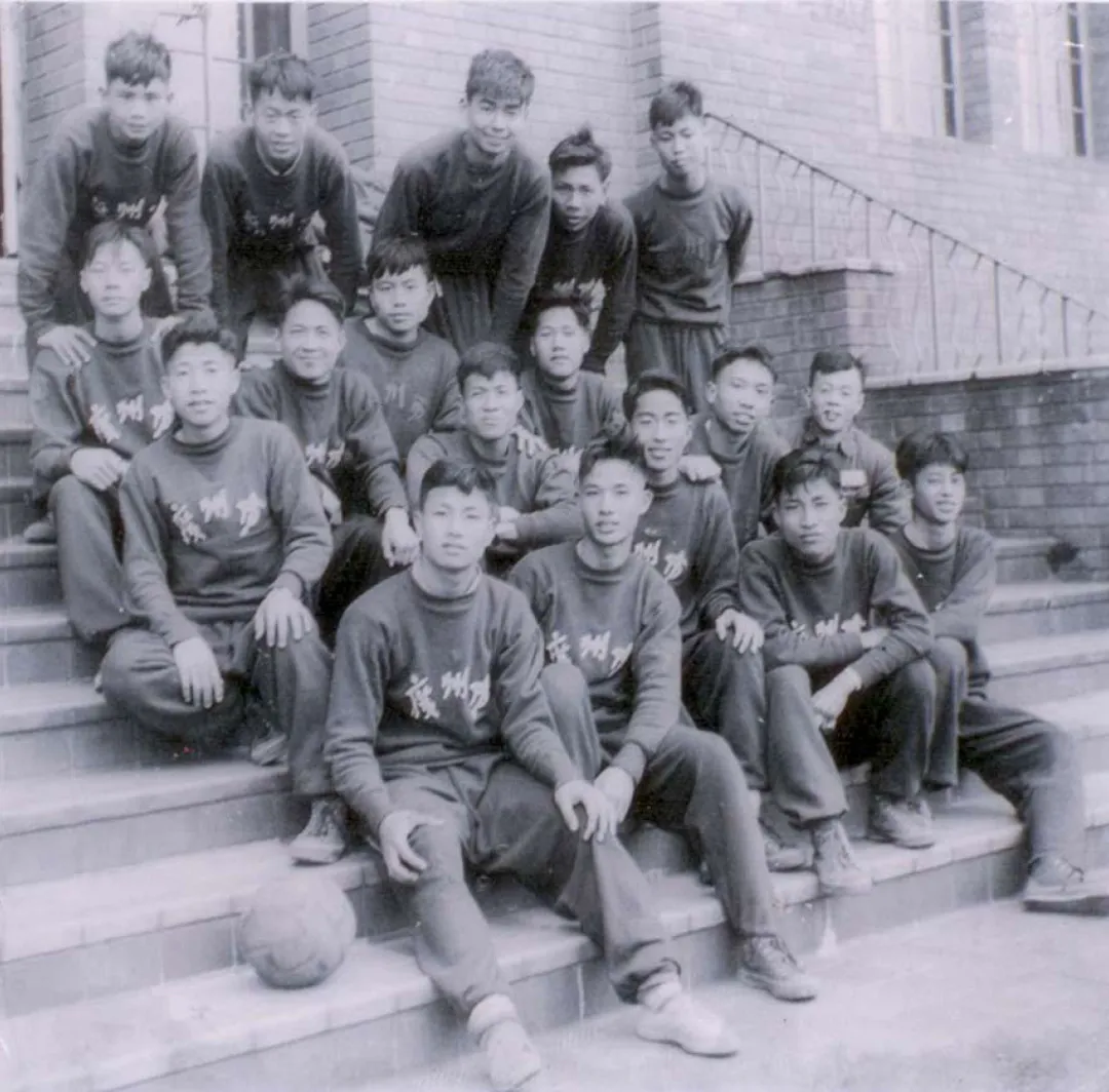 004:1953年,广州青年队参加全国青年足球锦标赛。关辉舫(前排右一)、苏永舜(前排左二)、任文根(后排右二)等人表现突出。 图片