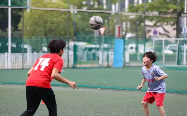 杨吉汉带着弟弟杨吉力练习头球。 南方+ 郑淼鑫 拍摄